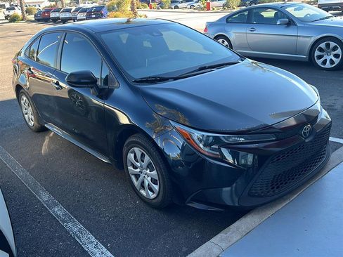 Used 2020 Toyota Corolla LE image 2