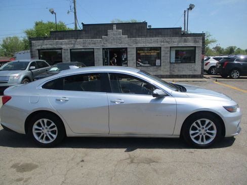 Used 2018 Chevrolet Malibu LT w/ Driver Confidence Package FWD image 2