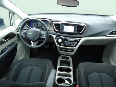 Used 2023 Chrysler Voyager LX FWD image 15