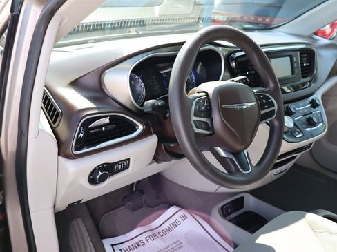 Used 2017 Chrysler Pacifica LX FWD image 21