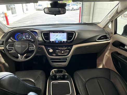 Used 2024 Chrysler Pacifica Touring-L FWD image 19