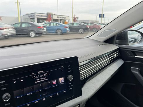 Used 2025 Volkswagen Jetta SE image 35