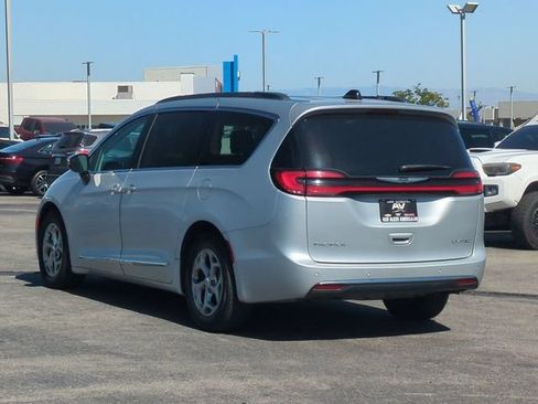 Used 2023 Chrysler Pacifica Limited FWD image 6