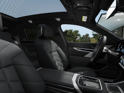 New 2026 BMW i7 M70 w/ Executive Package image 9