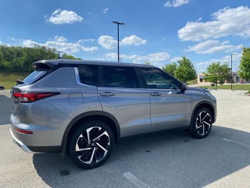 Used 2023 Mitsubishi Outlander SE AWD/4WD image 2