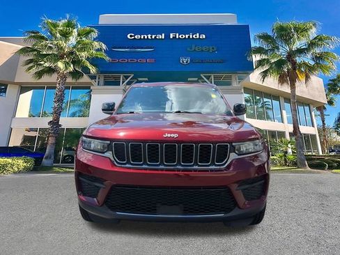 Certified 2024 Jeep Grand Cherokee Laredo AWD/4WD image 3