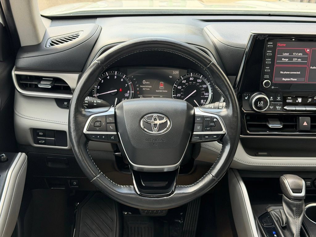 Used 2021 Toyota Highlander XLE AWD/4WD image 16