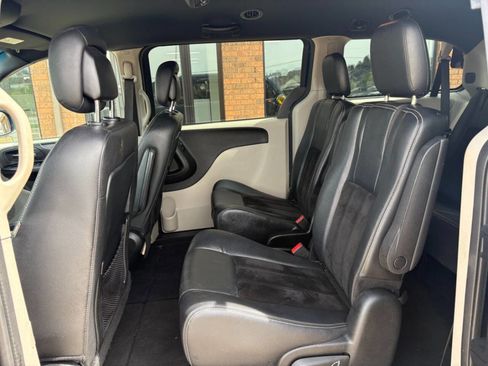 Used 2017 Dodge Grand Caravan SXT image 18