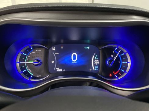 Used 2024 Chrysler Pacifica Select image 28