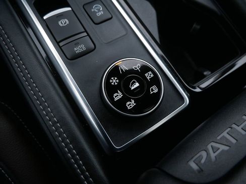 Used 2024 Nissan Pathfinder Platinum image 28