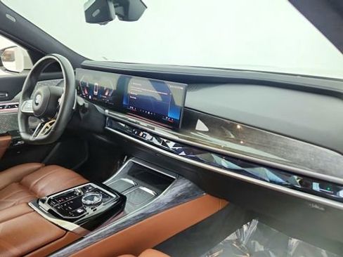 Used 2023 BMW 740i w/ Executive Package image 21