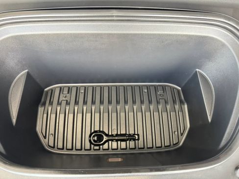 Used 2024 Tesla Model Y Long Range AWD/4WD image 43