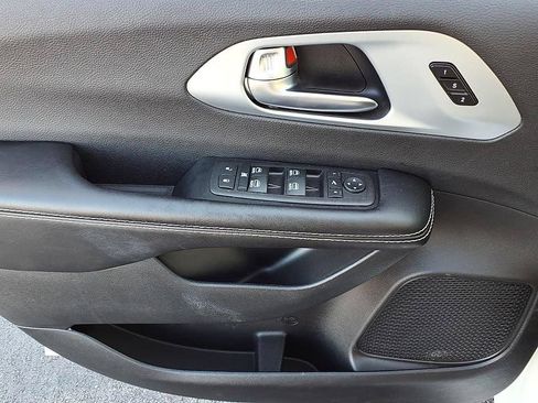 Used 2026 Chrysler Pacifica Limited FWD image 10