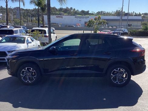 Used 2025 Chevrolet Trax LT w/ LT Convenience Package image 6