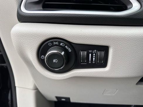 Used 2024 Chrysler Pacifica Touring-L image 21