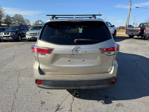 Used 2014 Toyota Highlander XLE image 6