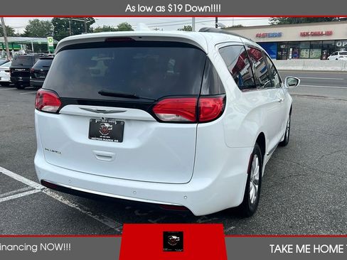 Used 2017 Chrysler Pacifica Touring-L FWD image 5