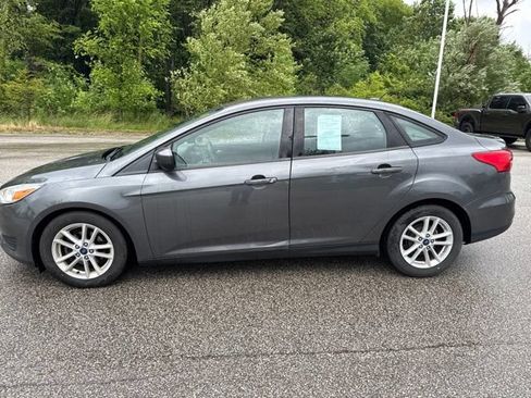 Used 2018 Ford Focus SE FWD image 4