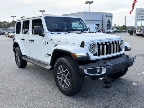 Used 2025 Jeep Wrangler Unlimited Sahara AWD/4WD image 4