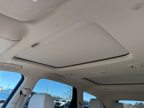 Used 2024 Buick Enclave Avenir w/ Avenir Technology Package image 21