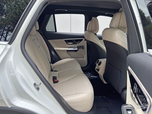 Used 2025 Mercedes-Benz GLC 350e 4MATIC image 43