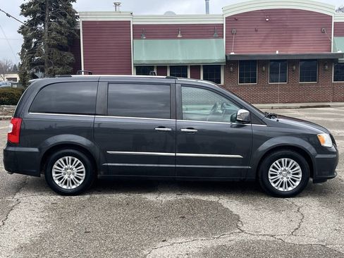 Used 2012 Chrysler Town & Country Limited w/ Luxury Group FWD image 4