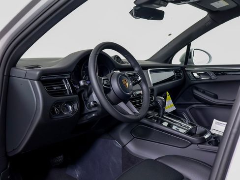 New 2026 Porsche Macan image 4