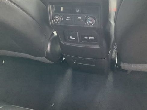 Used 2023 GMC Acadia SLT FWD image 12