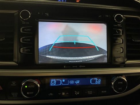 Used 2019 Toyota Highlander SE AWD/4WD image 9