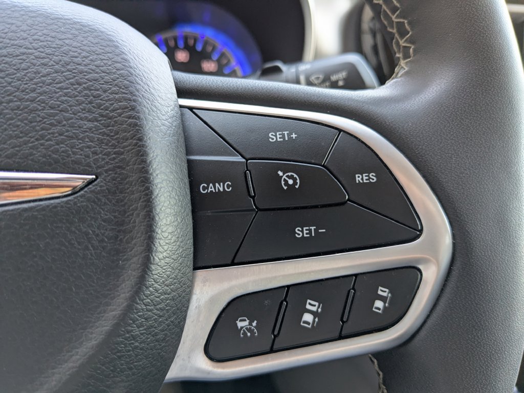 Used 2024 Chrysler Pacifica Touring-L FWD image 24