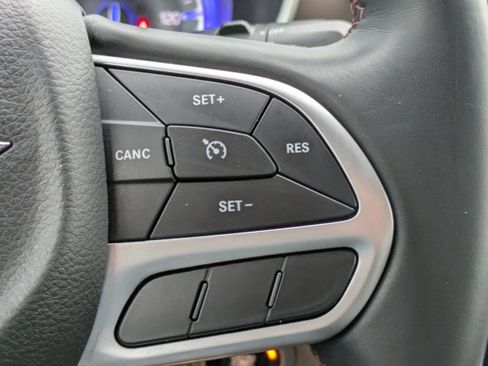 Used 2018 Chrysler Pacifica Touring-L FWD image 28