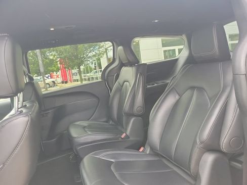 Used 2024 Chrysler Pacifica Limited FWD image 28