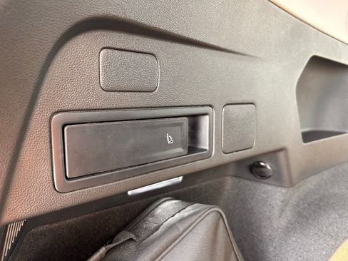 Used 2024 Volkswagen Tiguan SE image 50