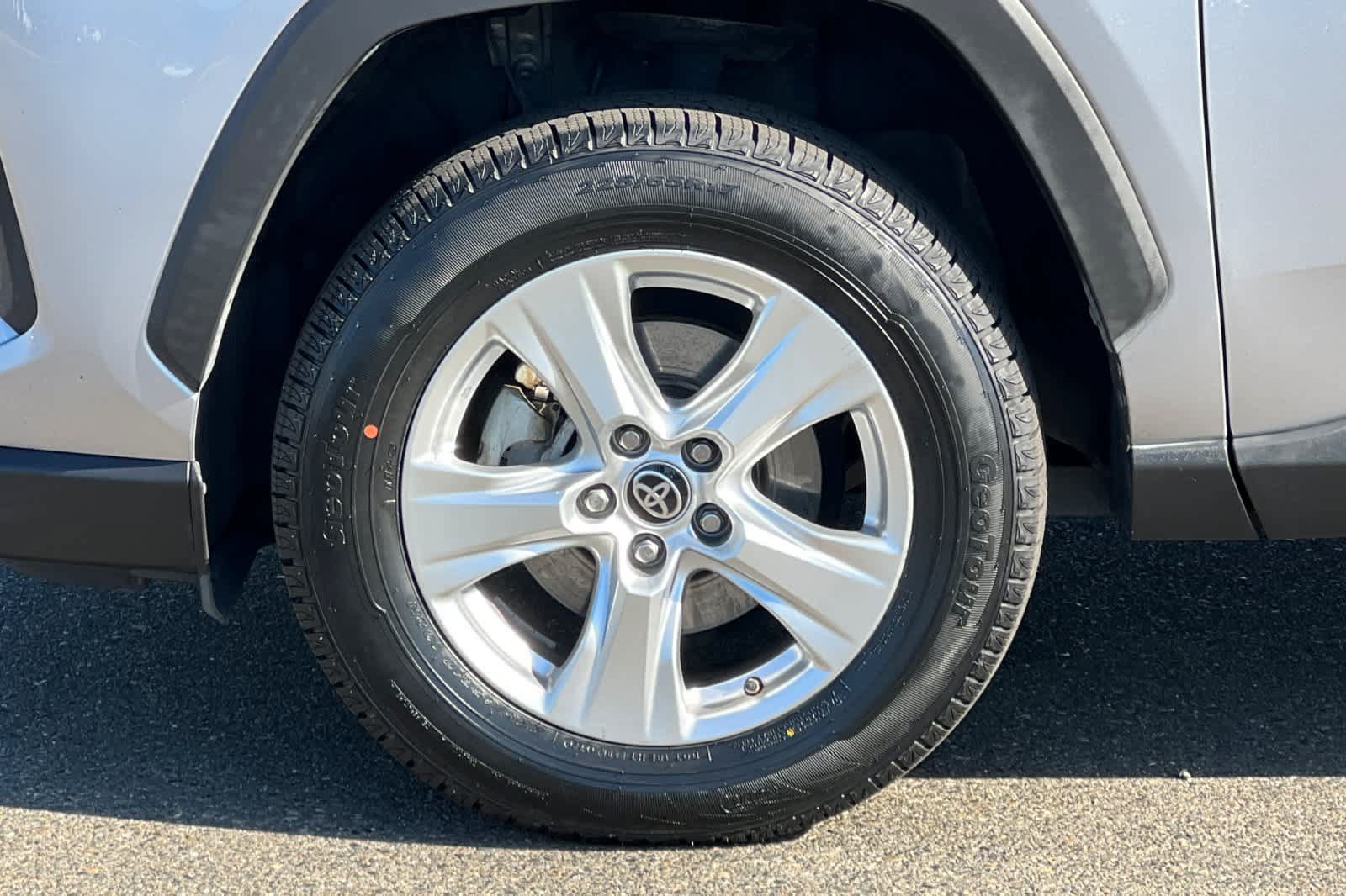 Used 2021 Toyota RAV4 LE AWD/4WD image 30