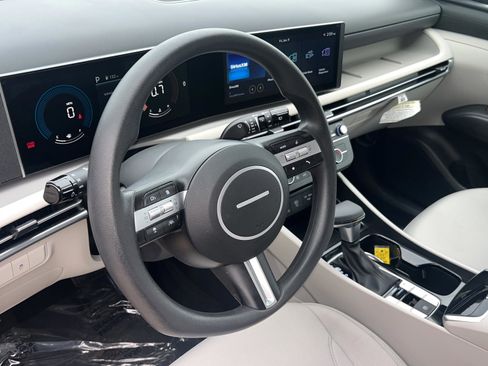 Certified 2025 Hyundai Tucson SE image 9