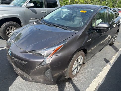 Used 2016 Toyota Prius Four FWD image 2