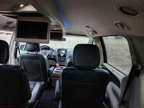 Used 2014 Chrysler Town & Country Touring-L w/ Driver Convenience Group image 21