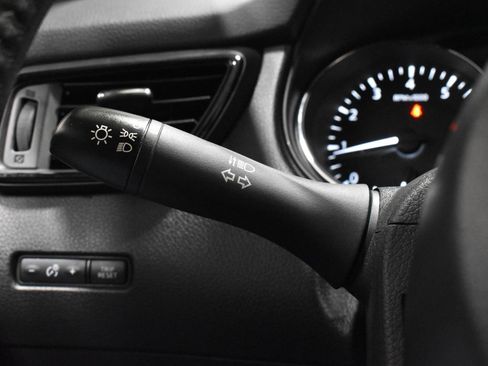 Used 2019 Nissan Rogue S image 11