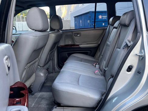 Used 2005 Toyota Highlander 2WD V6 w/ 3rd Row image 16