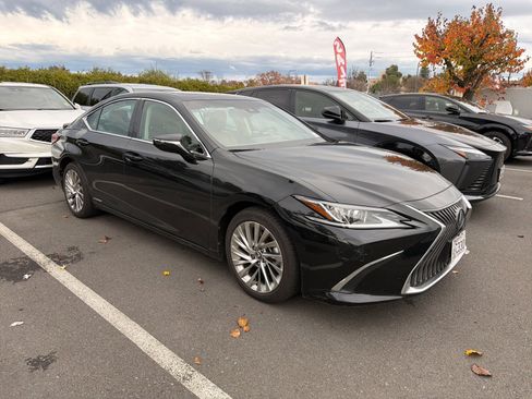 Used 2019 Lexus ES 300h w/ Luxury Package image 2