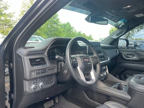 Used 2023 GMC Yukon XL SLT w/ SLT Premium Package AWD/4WD image 9