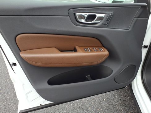 Used 2019 Volvo XC60 T5 Momentum w/ Premium Package image 18