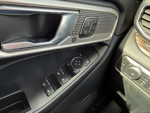 Used 2020 Ford Explorer Limited image 31