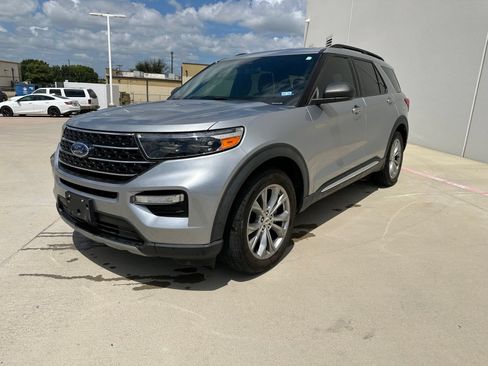 Used 2020 Ford Explorer XLT w/ Equipment Group 202A RWD image 4