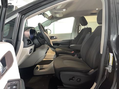 Used 2022 Chrysler Voyager LX FWD image 6