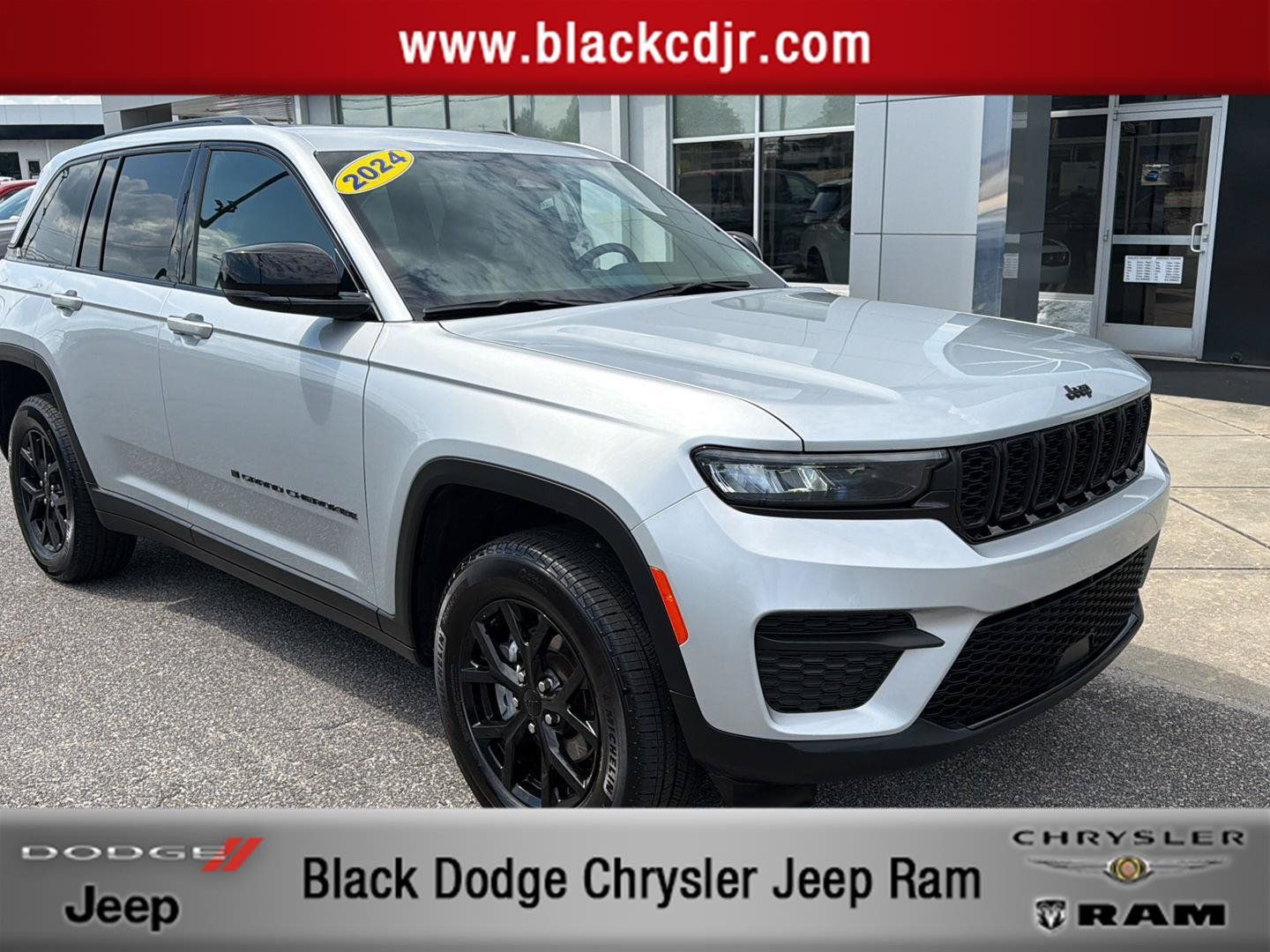 Used 2024 Jeep Grand Cherokee Altitude AWD/4WD image 1