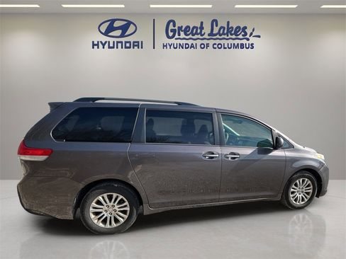 Used 2012 Toyota Sienna XLE w/ Entertainment Pkg image 6