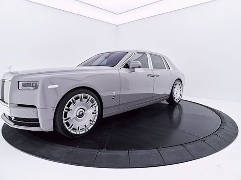 Used 2024 Rolls-Royce Phantom Sedan w/ The Phantom Package RWD image 14