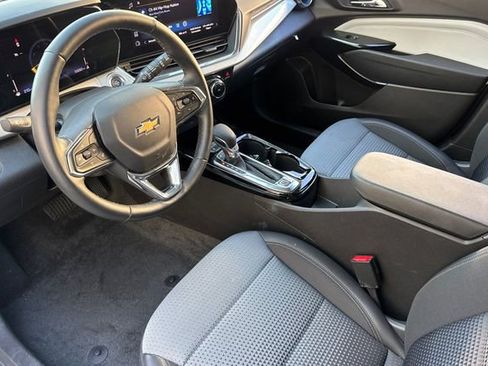 Used 2025 Chevrolet Trax LT w/ LT Convenience Package image 9