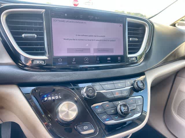 Used 2023 Chrysler Pacifica Touring-L FWD image 18